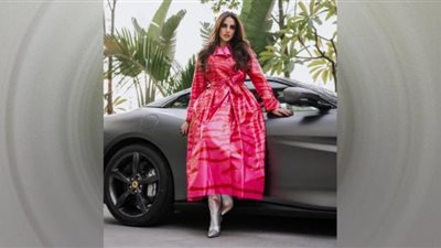 درة زروق تستعرض جمالها بالفوشيا (صور)