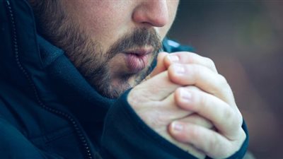 أمراض تنذرك بها برودة يديك