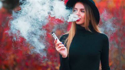 هل السجائر الإلكترونية تسبب الوفاة بالسكتة القلبية المفاجئة؟.. أطباء يجيبون