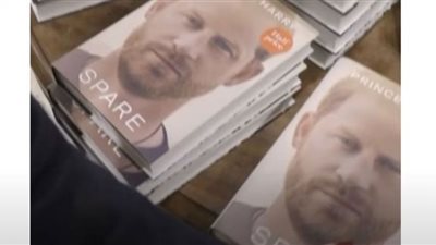 مذكرات الأمير هاري أسرع الكتب غير الروائية مبيعًا في بريطانيا (شاهد)