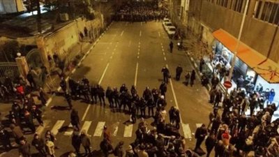 تظاهر مئات الإيرانيين احتجاجًا على نقص مياه الشرب