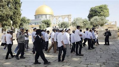 مُستوطنون يقتحمون الأقصى بحماية شرطة الاحتلال الإسرائيلي