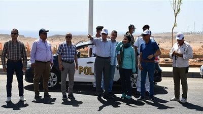 محافظ جنوب سيناء يتابع العمل بالمنطقة الترفيهية وساحة العلم