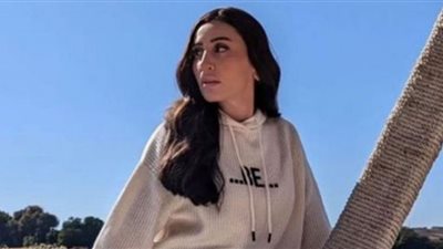 دينا الشربيني بالكاجوال فى عرض البحر