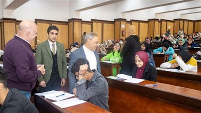 رئيس جامعة طنطا يتفقد سير الامتحانات بكلية التربية