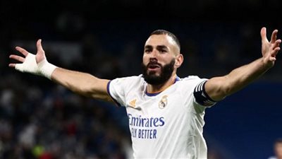 كريم بنزيما يقود هجوم ريال مدريد أمام فالنسيا في السوبر الإسباني
