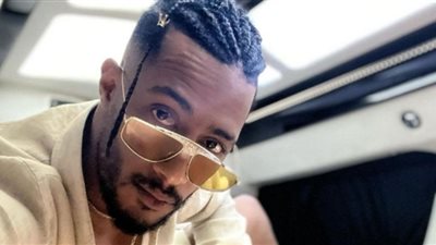 محمد رمضان يلتقط صورًا تذكارية في العلمين الجديدة «فيديو»