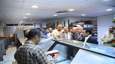 محافظ قنا يتابع حركة السوق والأسعار فى نجع حمادي