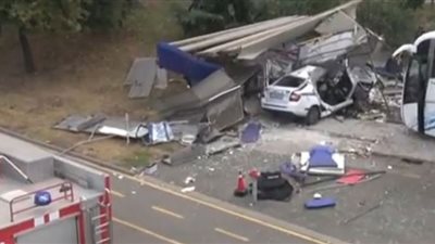 مقتل ضابطي شرطة في مطاردة حافلة تقل 48 مهاجرًا.. شاهد