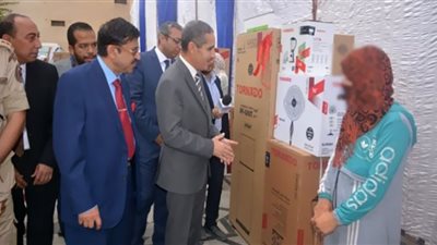 محافظ الغربية يسلم جهاز عروس لإحدى الفتيات