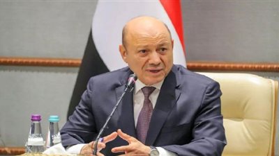 رئيس مجلس القيادة اليمني يتوجه إلى الجزائر للمشاركة في القمة العربية