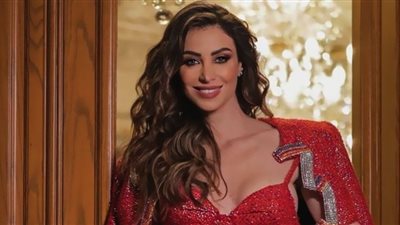 أنابيلا هلال زهرة حمراء صارخة (صور)