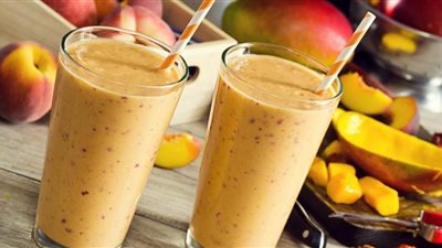 أسرع طريقة لعمل سموثي الموز والخوخ