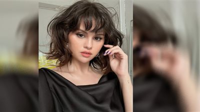 سيلينا جوميز بفستان جريء في حفل جولدن جلوب