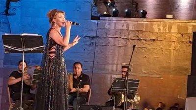 نوال الزغبي تبدأ حفلها على مسرح القلعة بـ 