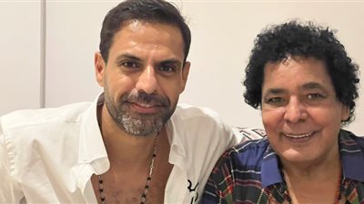 محمد منير مع أمير طعيمة قبل لحظات من حفل الساحل الشمالي (صورة)