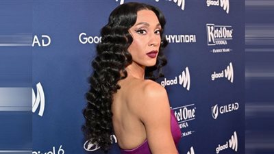 المتحولة ميكايلا جاي ترتدي فيونكة ضخمة في حفل جولدن جلوب الـ 80