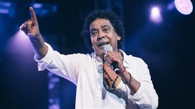 محمد منير يبدأ حفل الساحل الشمالي بـ