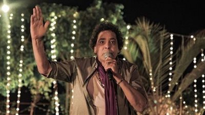 محمد منير يُغني 