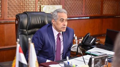 صور..تسليم إعانات الوفاة والإصابة لأسر ضحايا الحادث المروري بالبحيرة