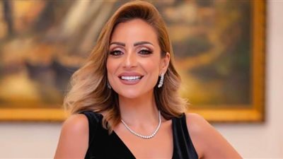 زينة تؤازر ريم البارودي فى جنازة والدها
