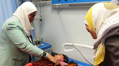 محافظ أسوان يتابع حالة المصابين بحادث تصادم سيارتي ميكروباص