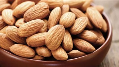 أكل اللوز يوميًا يعزز من صحة الأمعاء