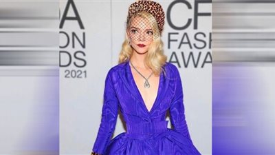 أنيا تايلور تستعرض نحافتها بالأصفر المكشوف في جولدن جلوب الـ 80