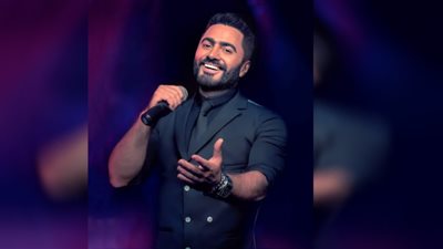 تامر حسني يؤدي مناسك العمرة برفقة أصدقائه (شاهد)