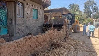 محلية دشنا تتابع اعمال النظافة وإزالة التعديات بالمنطقة