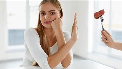 هل الإفراط في أكل اللحوم يهدد حياتك بمرض قاتل؟.. طبيب يكشف كارثة