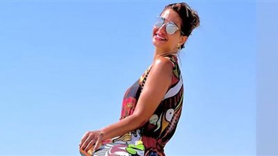 منة فضالي تثير الجدل بالكاش مايوه