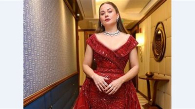 ريا أبي راشد تصدم المشاهدين بفستان مكشوف في حفل جولدن جلوب