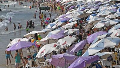 بسبب ارتفاع درجات الحرارة.. شواطئ الإسكندرية كاملة العدد