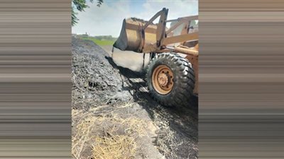 إزالة 23 مكمورة فحم بطريق بلبيس بساتين الإسماعلية