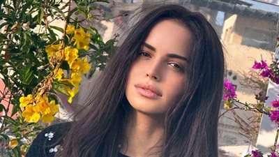 آمال ماهر تواكب الشتاء بالأسود والرمادي (شاهد)