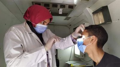 الكشف وتوفير العلاج لـ 1835 مواطناُ في قافلة طبية بنزلة البرقي ببني سويف