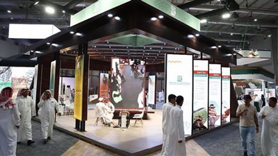 محمية الملك سلمان تستعرض الصقور الزائرة بمعرض الصيد السعودي