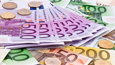 اليورو يسجل أعلي مستوى في تسعة أشهر أمام الدولار