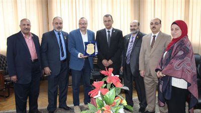 تكريم مدير التأمين الصحي بالقاهرة والموظفين المتميزين بتخصصات مختلفة