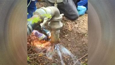 نشطاء المناخ يقطعون أنابيب خزان مياه وإصابة العشرات (فيديو)