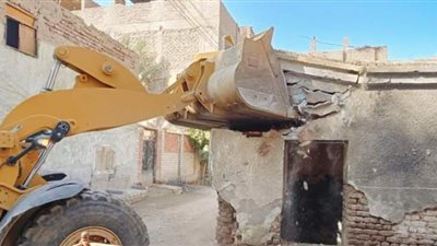إزالة فورية لمنزل آيل للسقوط بمنطقة العزازية بدشنا