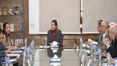 وزيرة الثقافة تناقش آليات ‏تفعيل الخطة الاستثمارية واستعدادات معرض القاهرة للكتاب