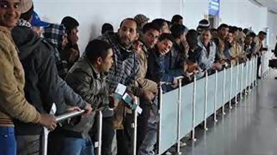 وحدة خدمات العمالة المصرية بالخارج.. تلبى كل الطلبات