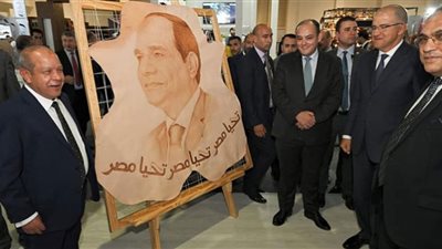 أحمد سمير يتفقد أجنحة المعرض الدولى الأول للصناعة
