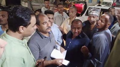 رئيس مدينة دشنا يعاين شكاوي المواطنين ليلا للعمل علي حلها