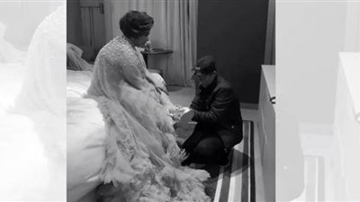 اللحظات الأخيرة قبل صعود شيرين عبدالوهاب على مسرح الكويت.. شخص يساعدها