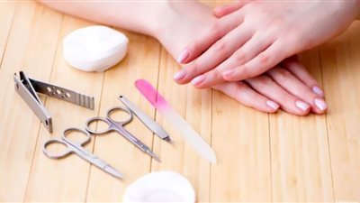 أمريكية تصاب بنوع نادر من السرطان بسبب تنظيف أظافرها