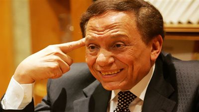 حقيقة ظهورعادل إمام في صورة جديدة بعد غياب طويل (فيديو)