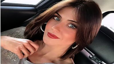 هيدي كرم تبرز أناقتها بإطلالة شبابية